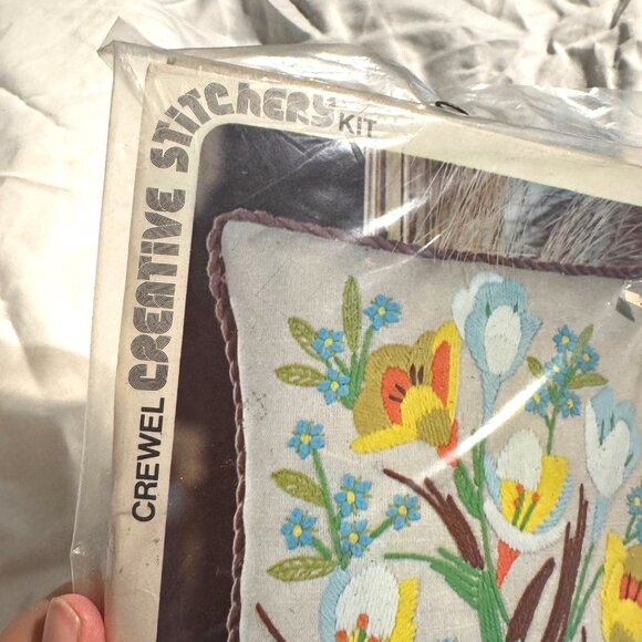 Vintage Creative Stitchery Pillow Kit Cheerie Crocus 891A Hong Kong - Picture 3 of 10